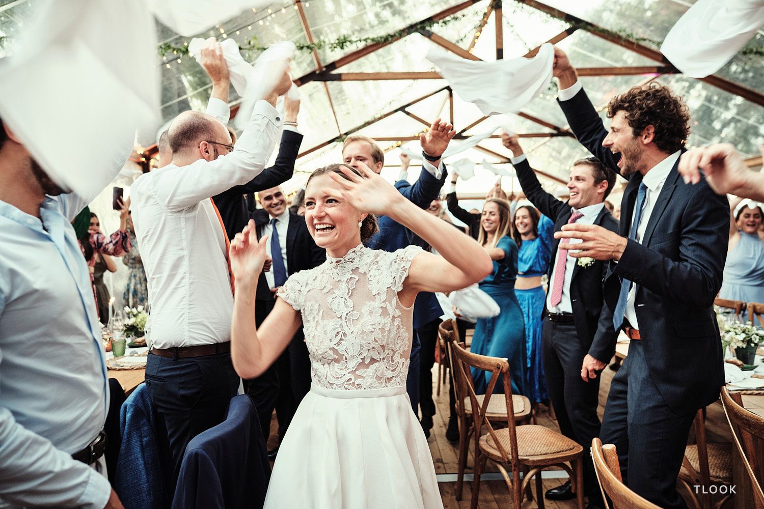TLOOK photographe de mariage de style documentaire, les mariés entrent dans la salle