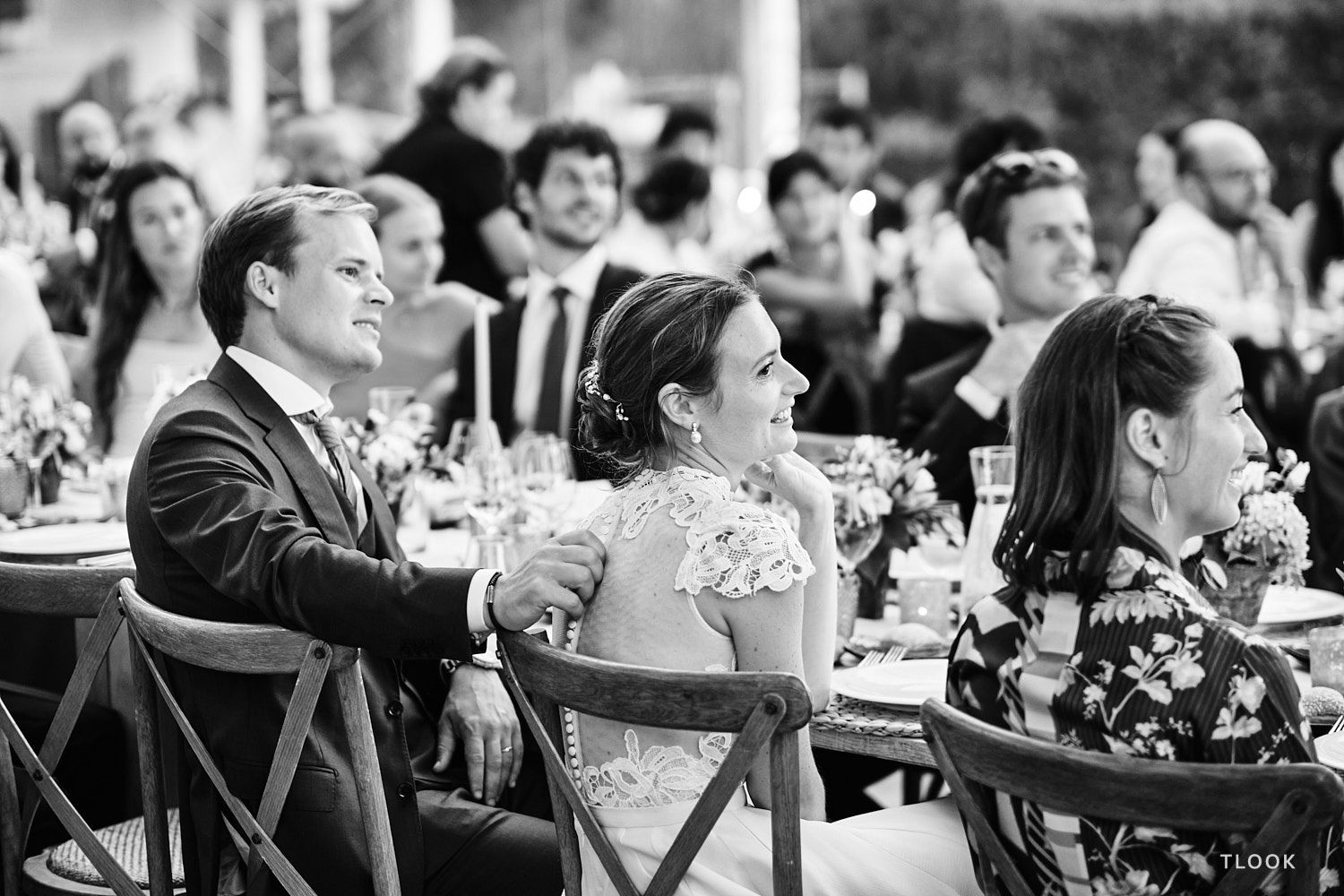 TLOOK photographe de mariage de style documentaire, soirée de mariage les mariés écoutent le discours