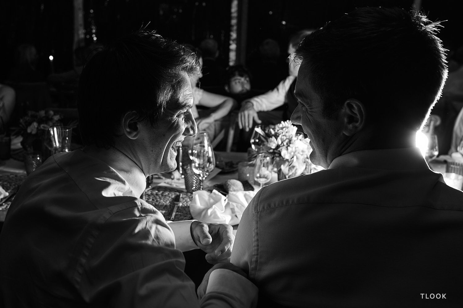 TLOOK photographe de mariage de style documentaire, soirée de mariage les invités s'amusent