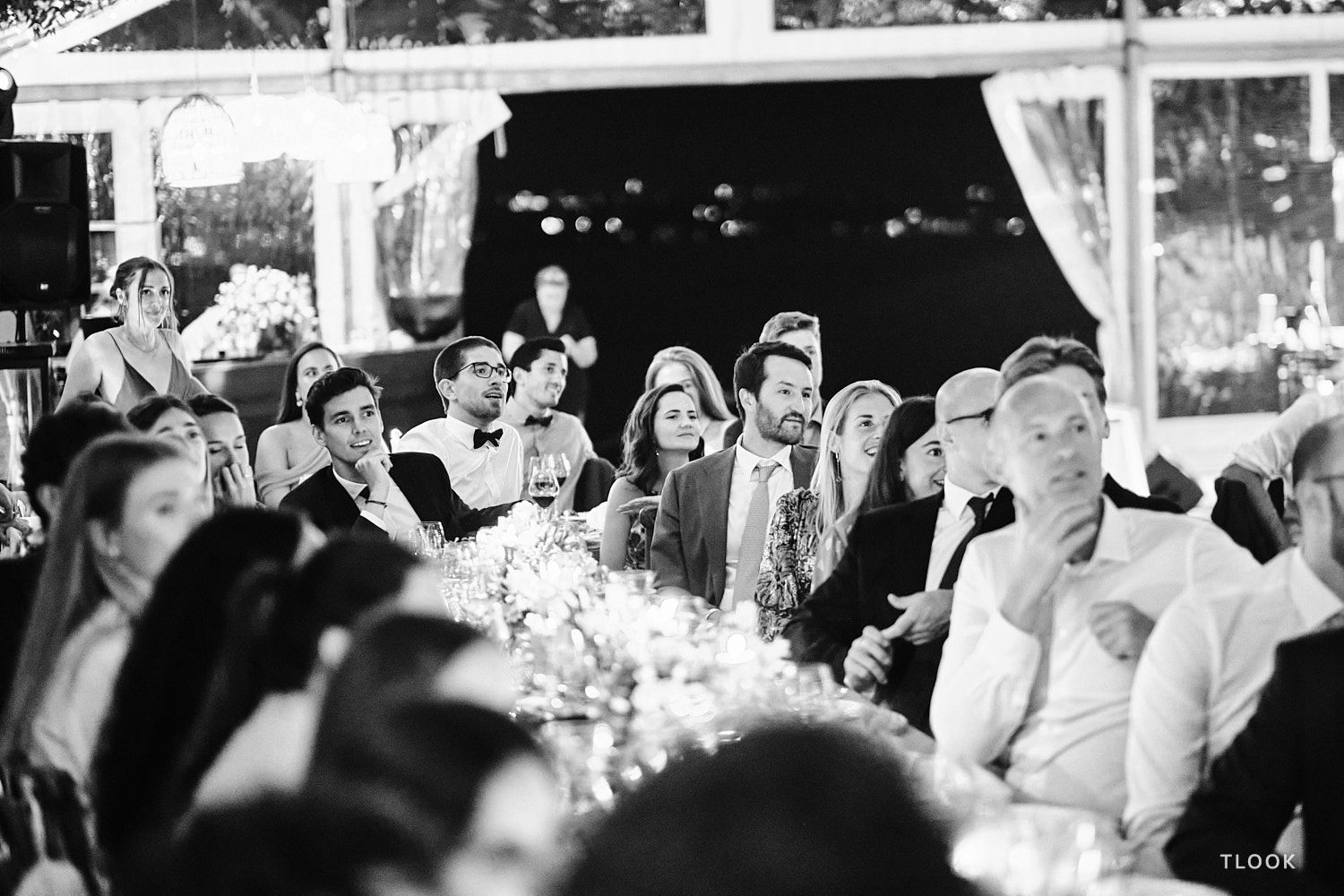 TLOOK photographe de mariage de style documentaire, soirée de mariage les invités s'amusent