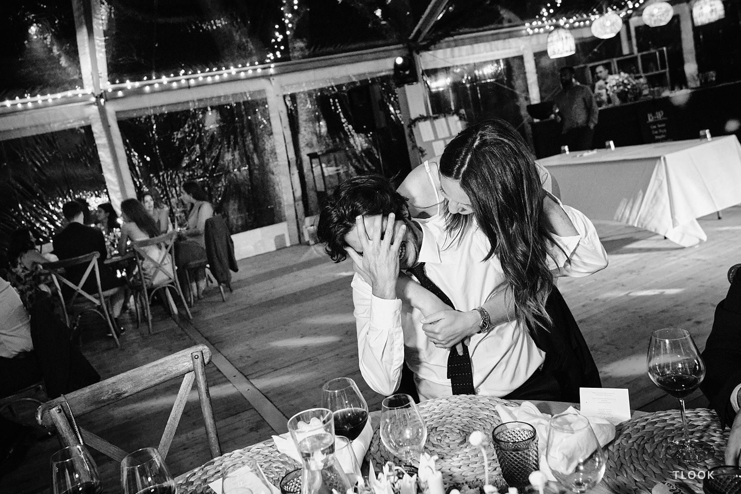 TLOOK photographe de mariage de style documentaire, soirée de mariage les invités s'amusent
