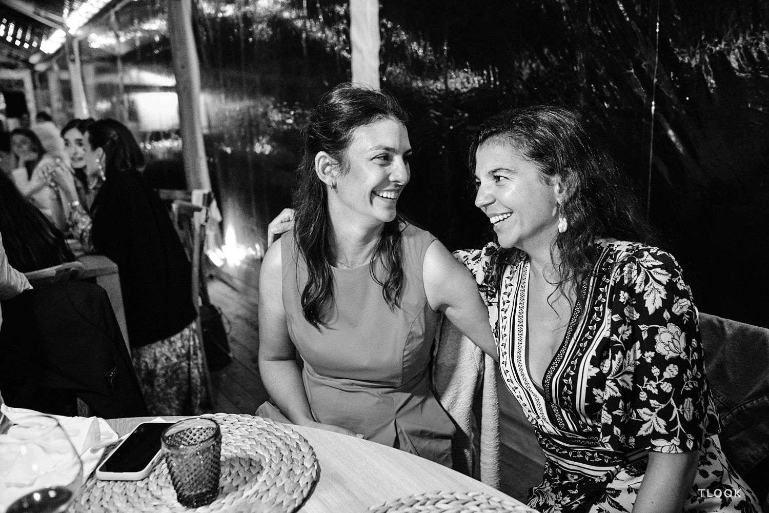 TLOOK photographe de mariage de style documentaire, soirée de mariage les invités s'amusent
