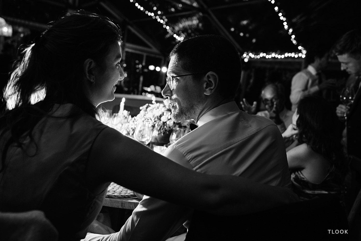TLOOK photographe de mariage de style documentaire, soirée de mariage les invités s'amusent