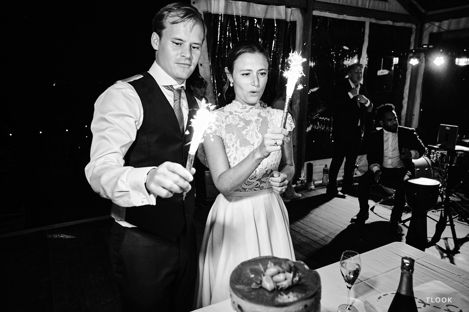 TLOOK photographe de mariage de style documentaire, gâteau des mariés