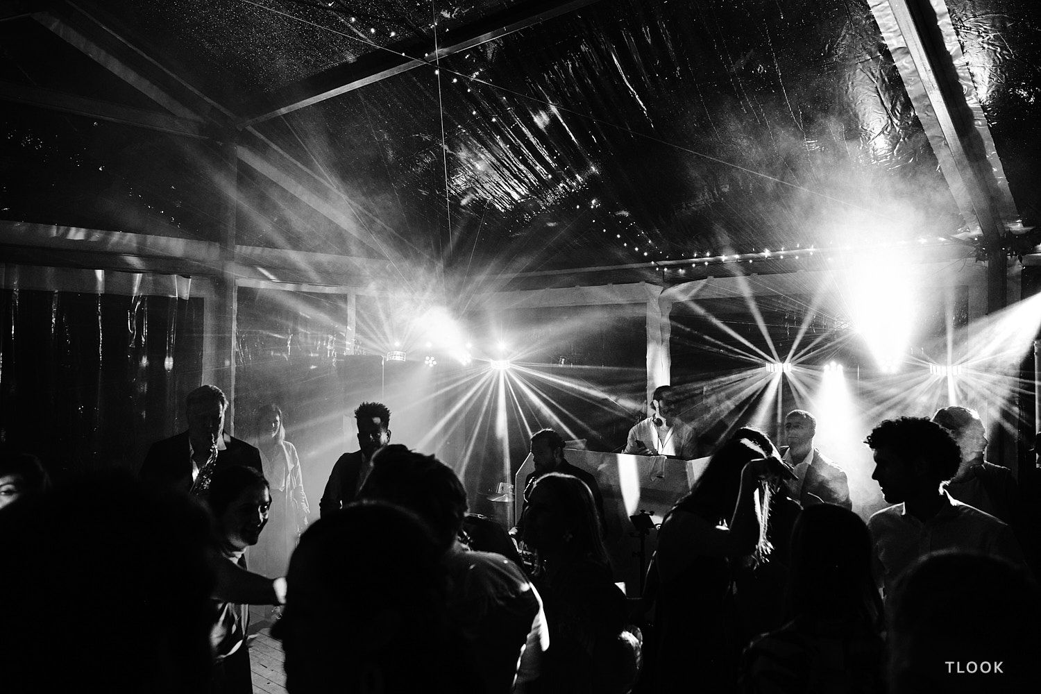 TLOOK photographe de mariage de style documentaire, dance floor