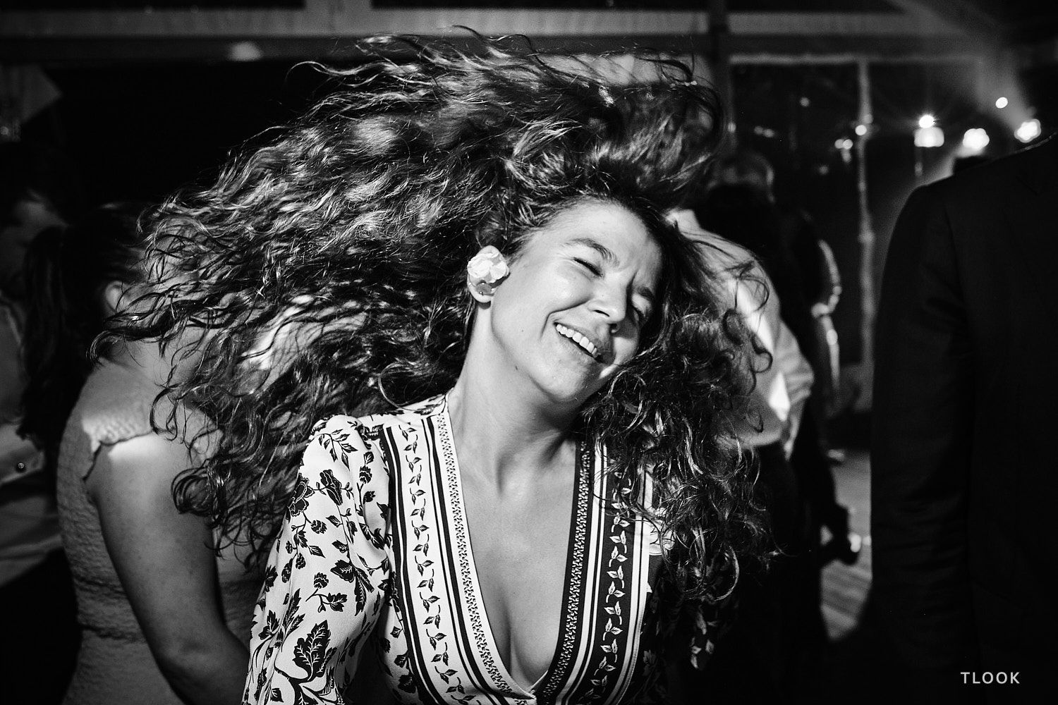 TLOOK photographe de mariage de style documentaire, dance floor une invité dance