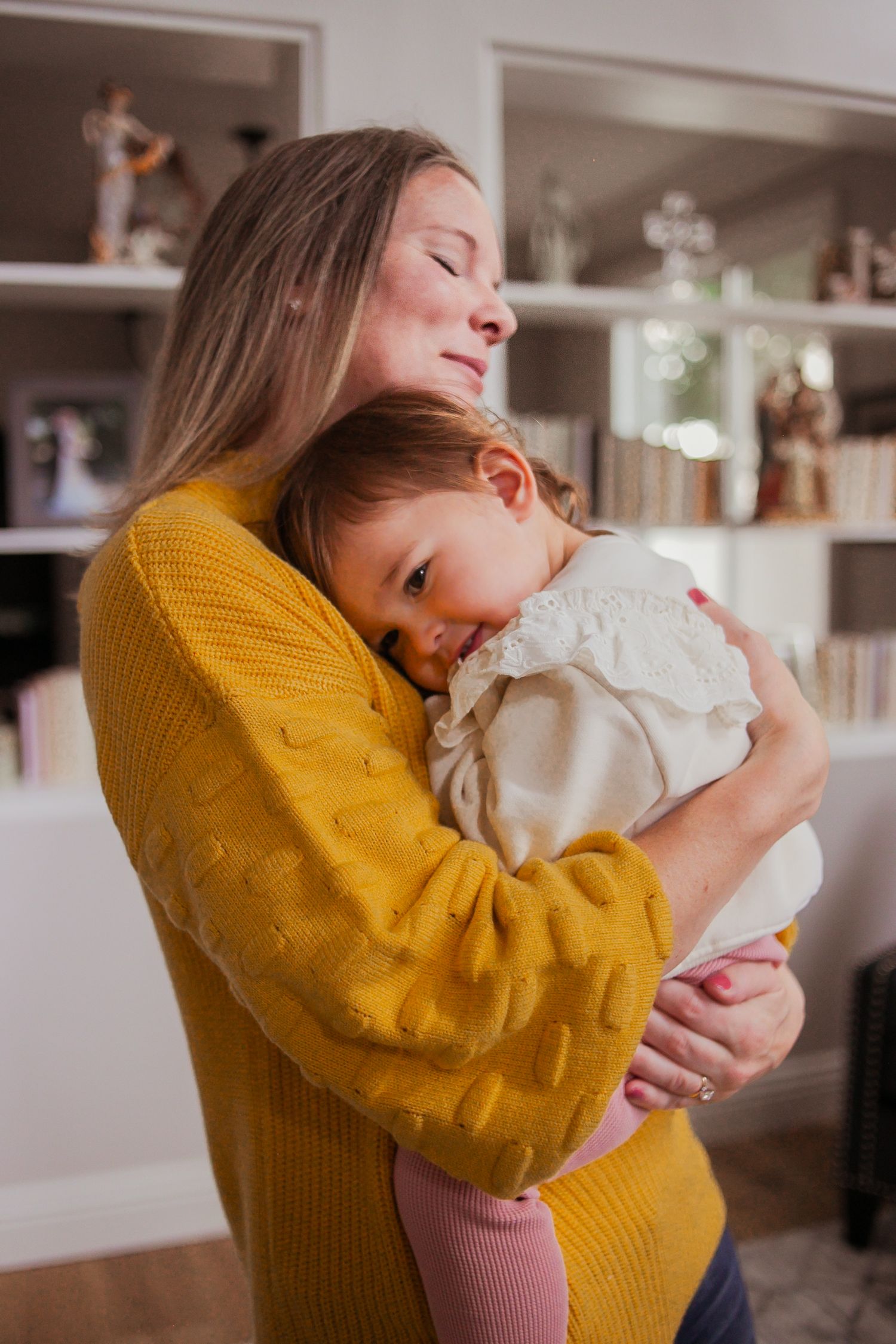 Lifestyle family session with Mom and daughter in their cozy in home - Seattle in home photographer