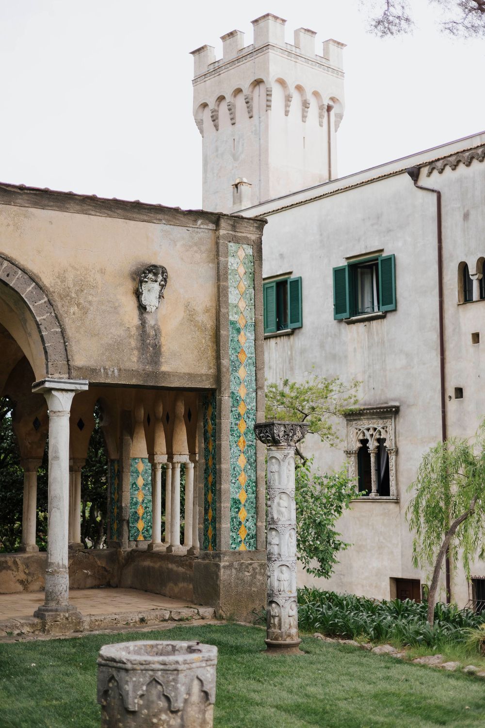Destination wedding atmosphere captured in a natural and timeless way