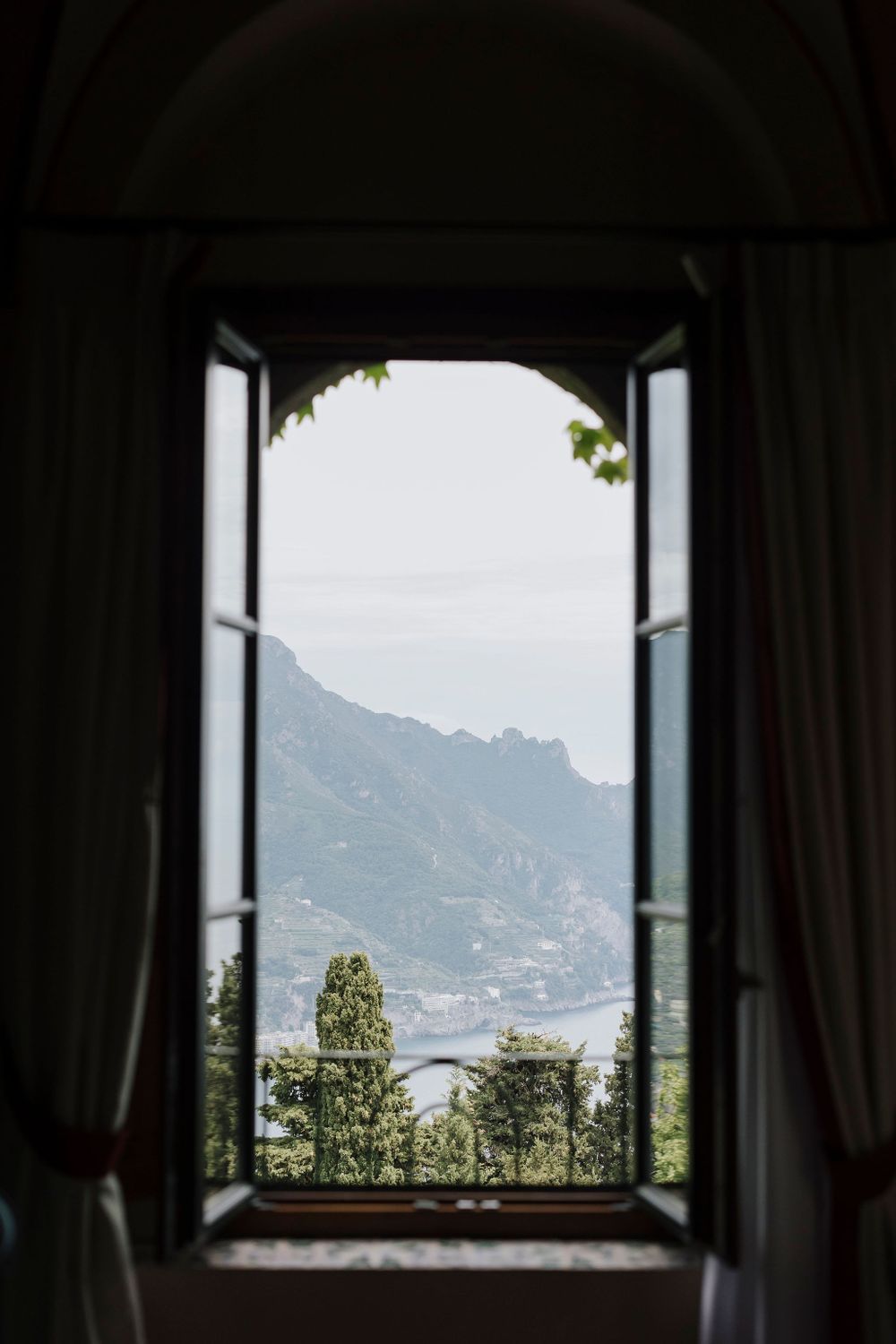 Destination wedding atmosphere captured in a natural and timeless way
