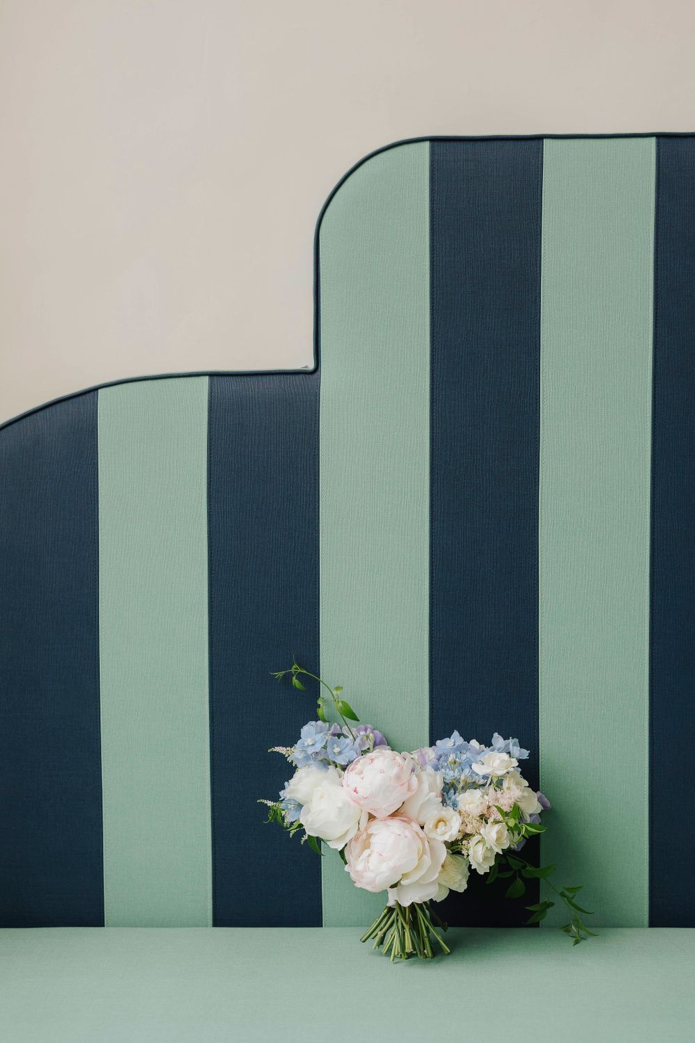 Destination wedding atmosphere captured in a natural and timeless way