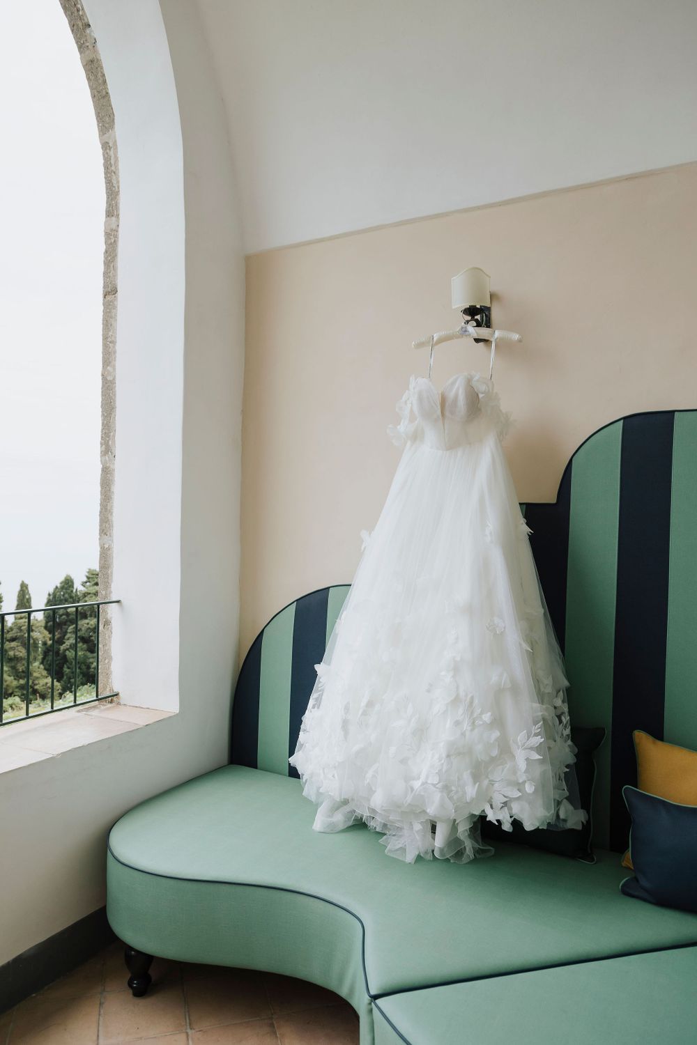 Destination wedding atmosphere captured in a natural and timeless way