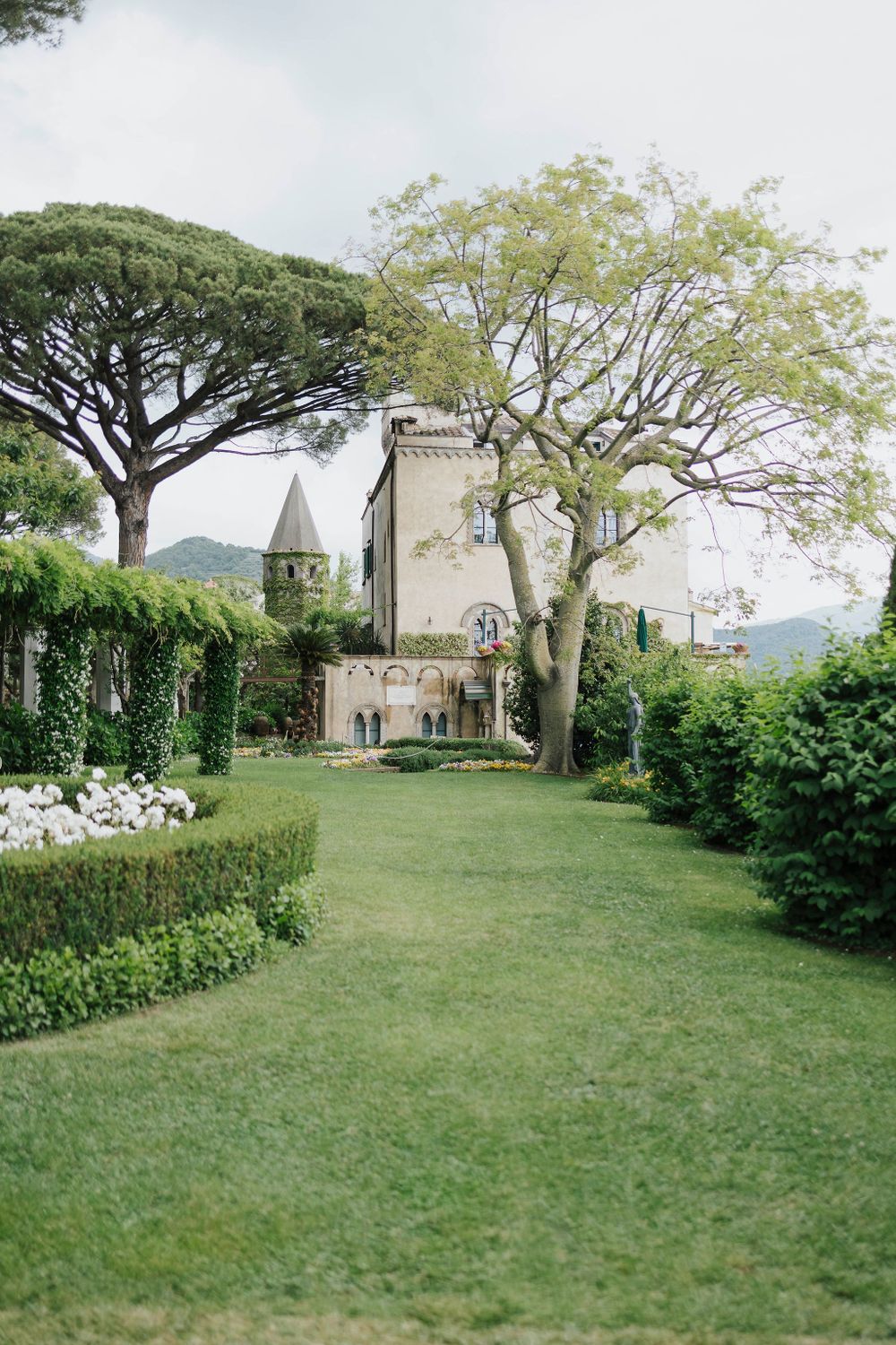 Destination wedding atmosphere captured in a natural and timeless way