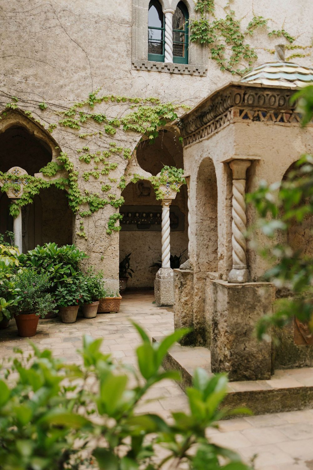 Destination wedding atmosphere captured in a natural and timeless way