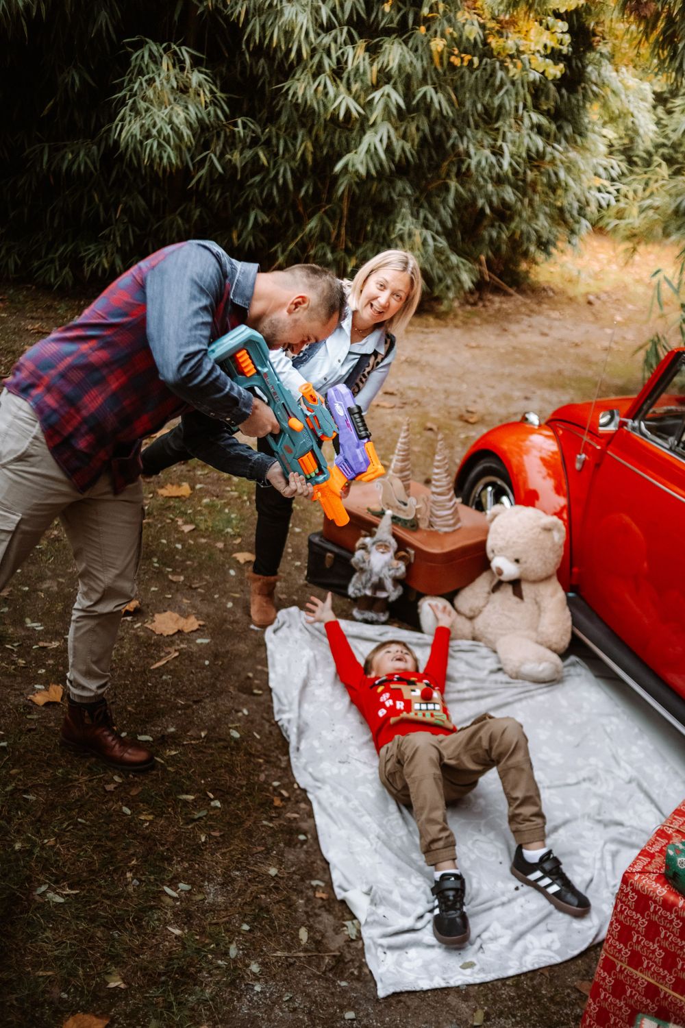 Mini-session photo de Noël 2024 avec une coccinelle VW rouge décorée pour les fêtes, créant une ambiance festive et chaleureuse.
