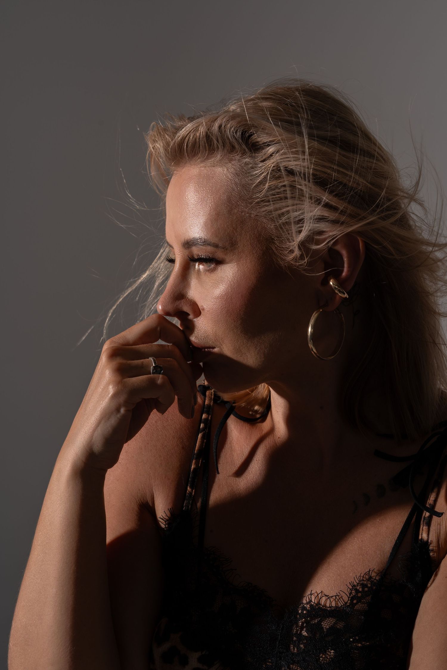 Szczęśliwa i pewna siebie blondynka. Seksowne portrety w studio. Nowa zawartość na Twoje social media.