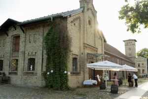 Authentische Hochzeitsfotos im Ochsenstall, Schloss Britz, von Hochzeitsfotograf Berlin