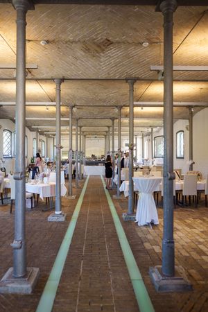 Hochzeit im Ochsenstall Schloss Britz in Berlin-Neukölln – festliche Trauung mit Hochzeitsfotograf