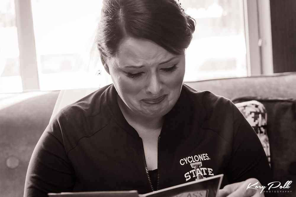 wedding photo of emotional bride reading letter, des moines wedding photographer, hilton west des moines hotel,