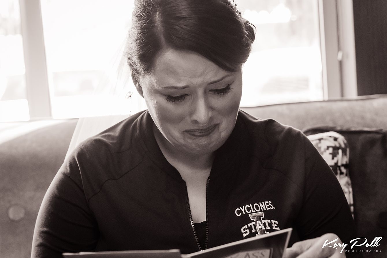 wedding photo of emotional bride reading letter, des moines wedding photographer, hilton west des moines hotel,