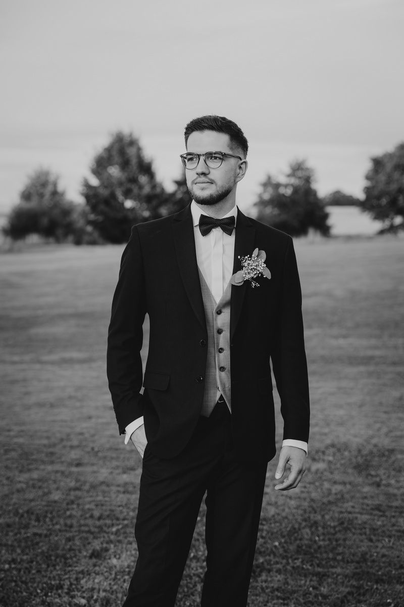 Portret pana młodego podczas mini sesji w dniu ślubu