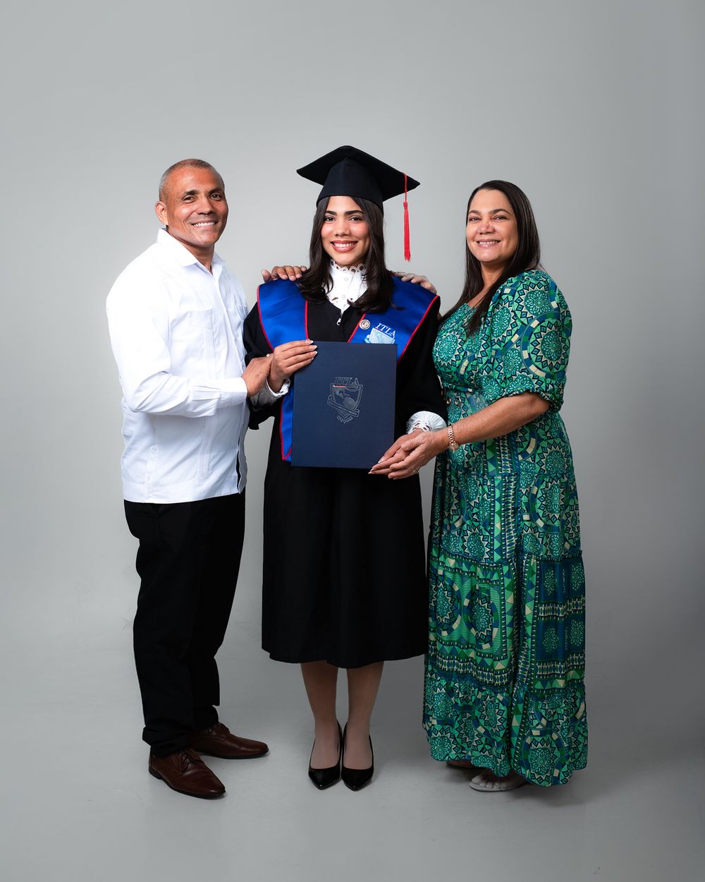 Sesión fotográfica de graduación ITLA , fotos profesionales y creativas en estudio o exteriores en República Dominicana.