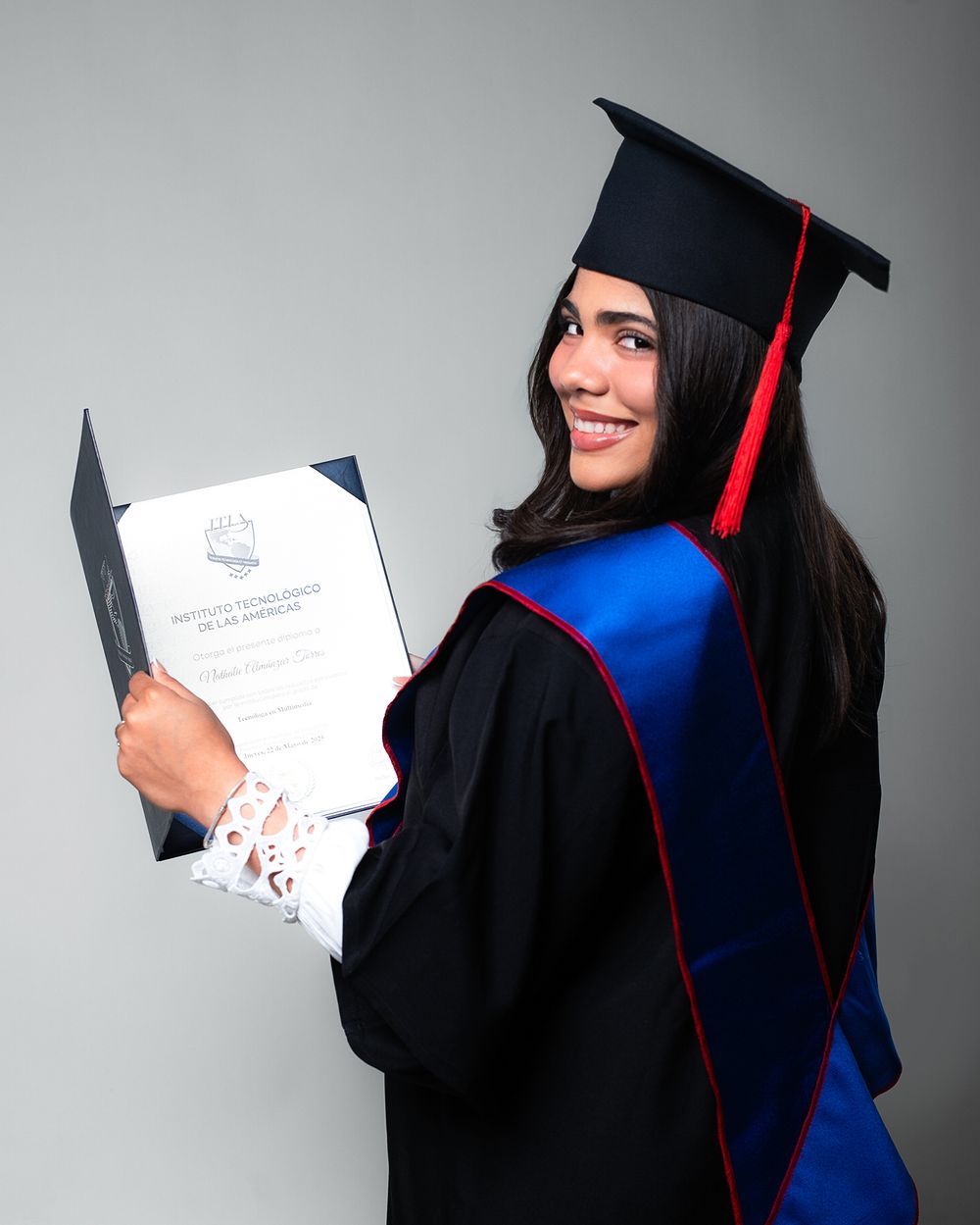Sesión fotográfica de graduación ITLA , fotos profesionales y creativas en estudio o exteriores en República Dominicana.