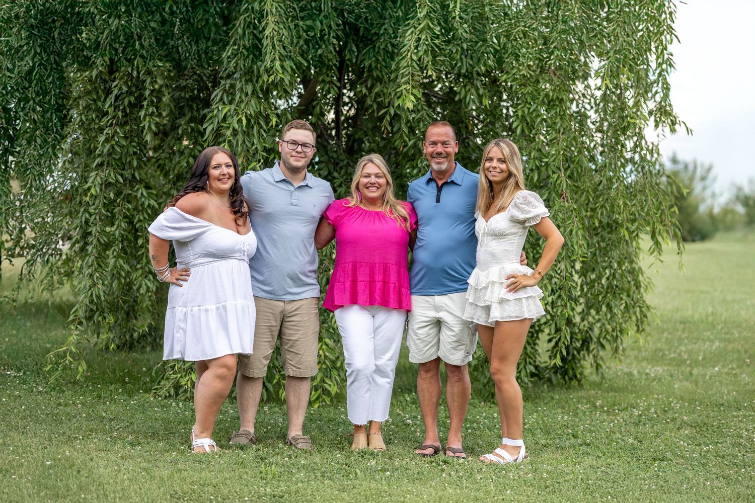 Springfield, IL Photographer captures a family together in front of a tree at Centennial Park in Central IL
