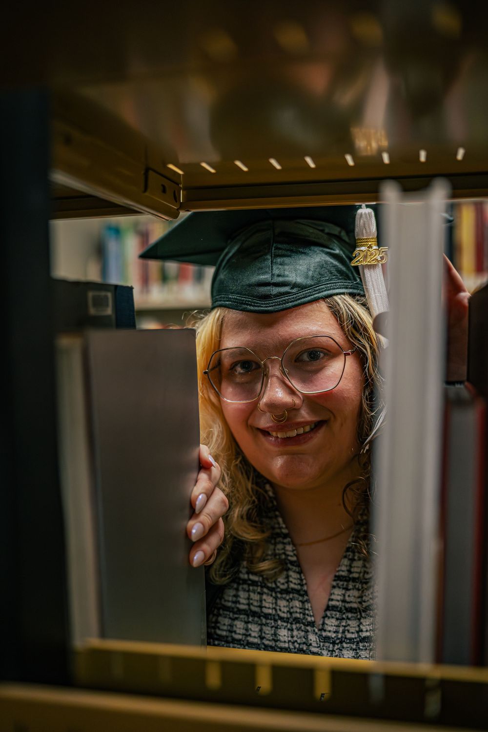 graduation photos, graduation portraits, library
