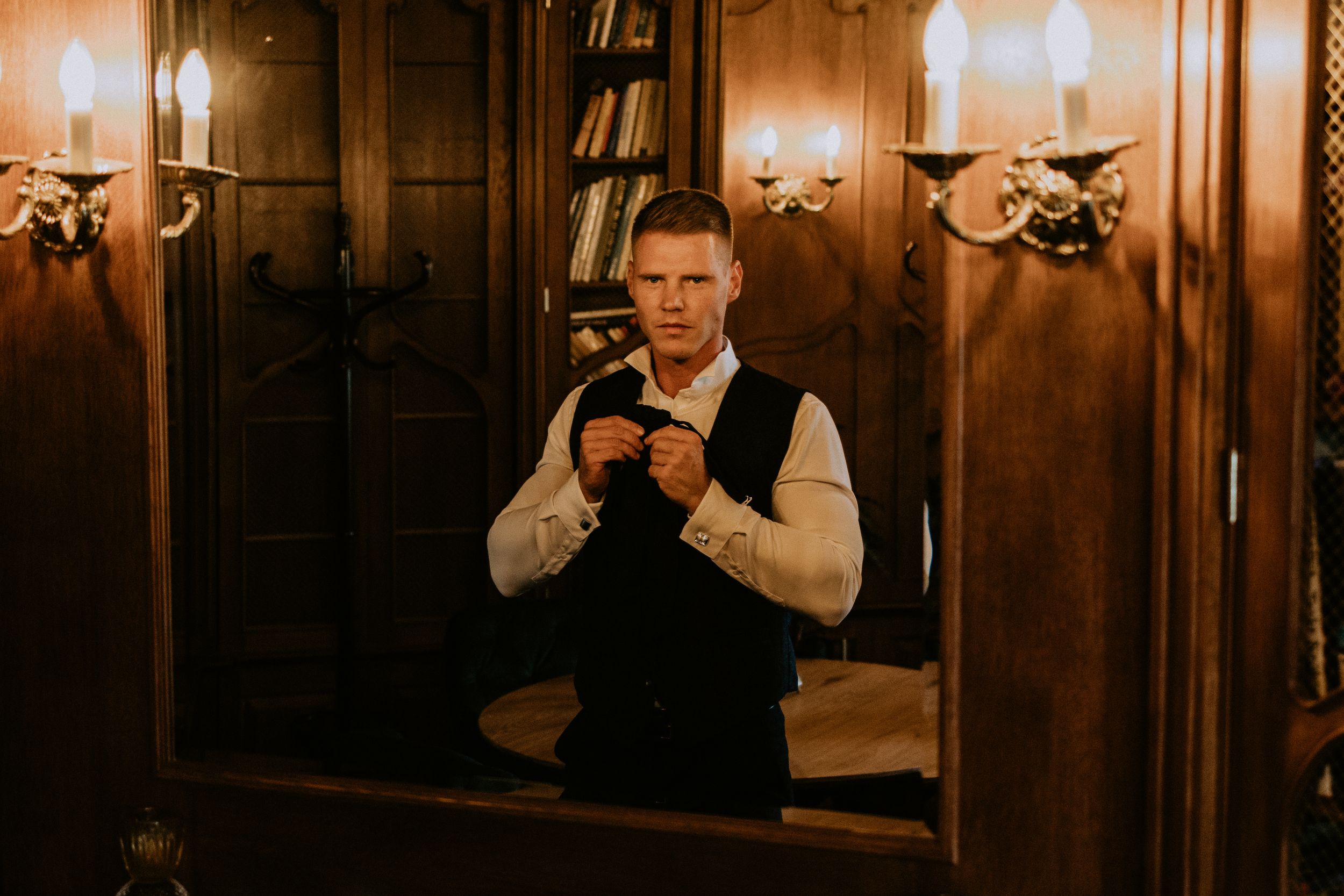 Ranní přípravy ženicha na svatbu Brno