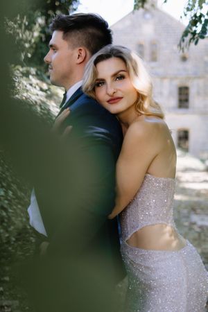 Svatební portrétní fotografie nevěsty a ženicha v objetí