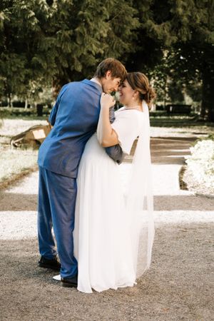 Romantický portrét nevěsty a ženicha u zámku