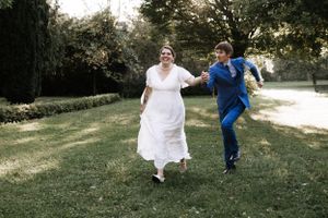 Svatební momentka ženicha a nevěsty v běhu