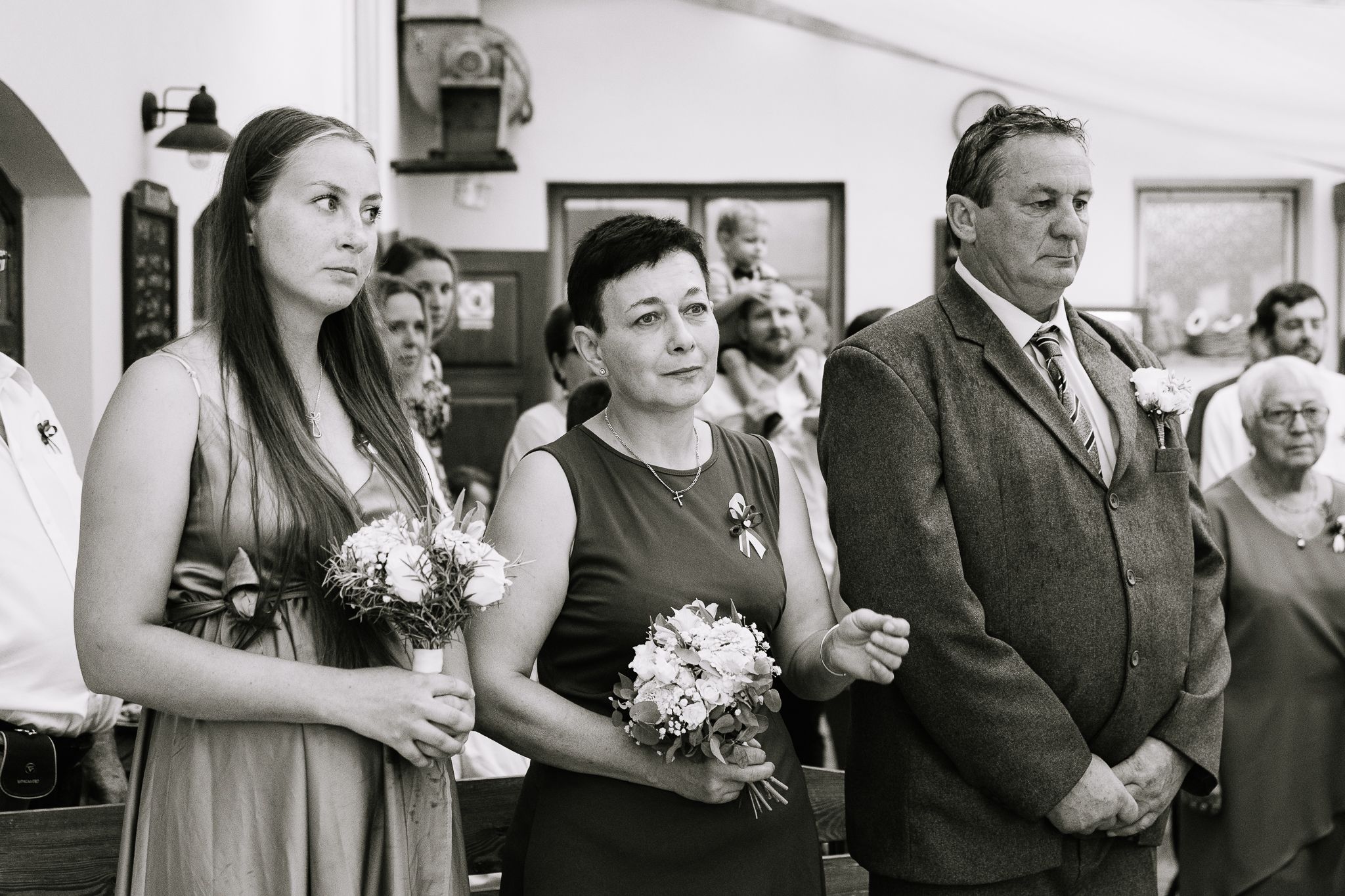 Dojemná fotografie rodiny nevěsty na obřadu
