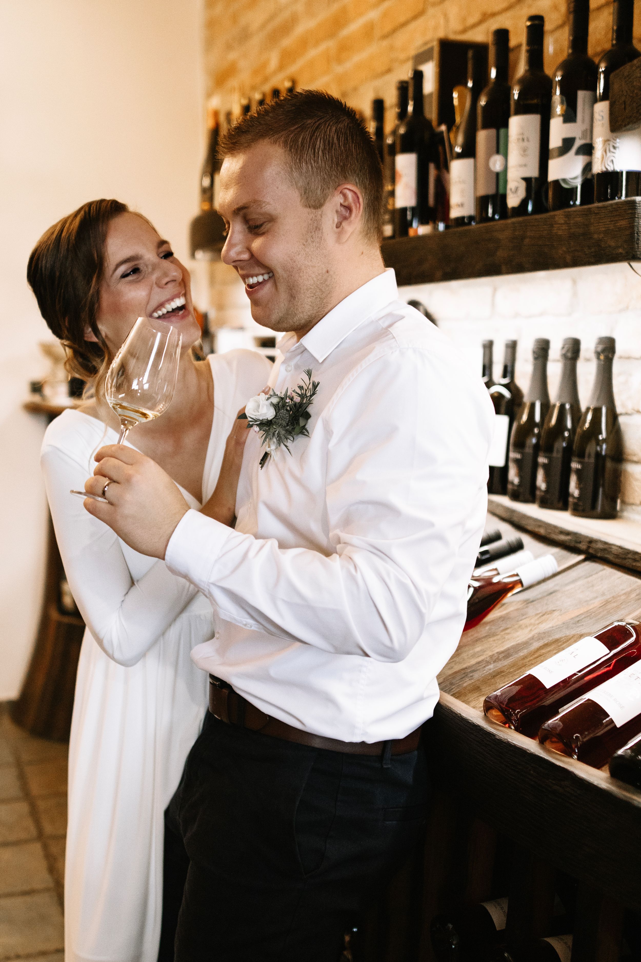 Svatební fotografie nevěsty a ženicha smějící se