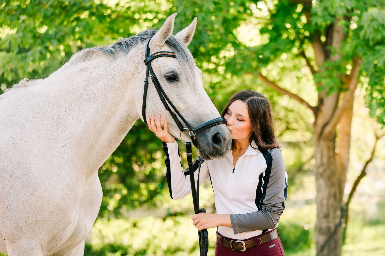 3 Day eventer kissing her horse during captured by Northern California Horse Photographer Lauren Ann Photography