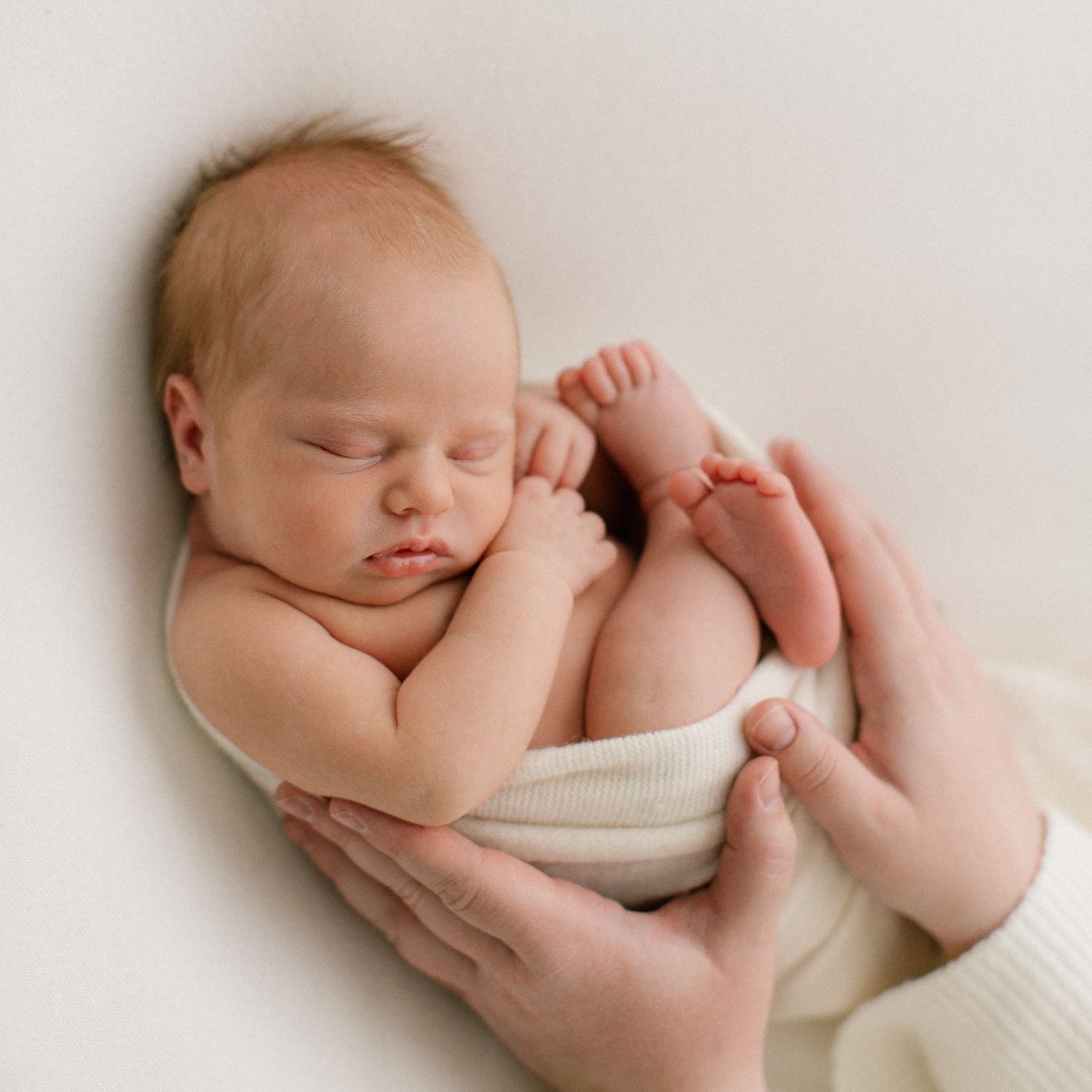 Newbornkuvaus Tampereella, vastasyntynyt vauva luonnonvalostudiolla valokuvauksessa alle kahden viikon ikäisenä.