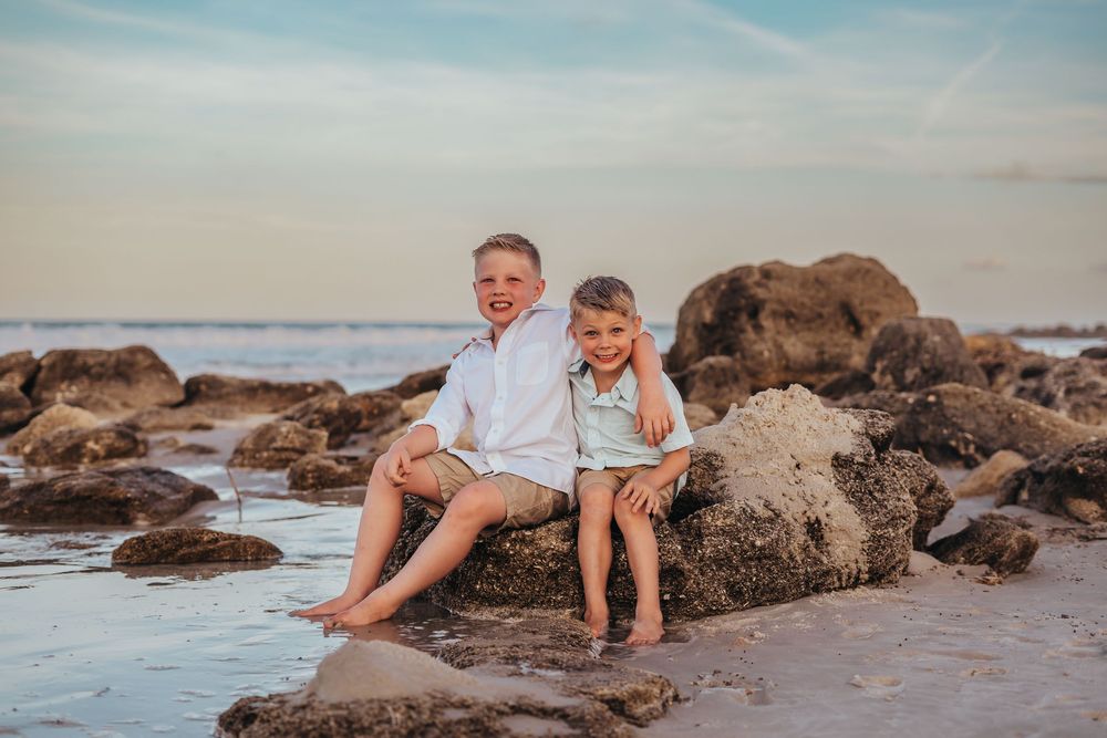 Beach photography session at River to Sea Preserve Marineland Florida northeast Florida photographer. Family photoshoot on a rocky beach.