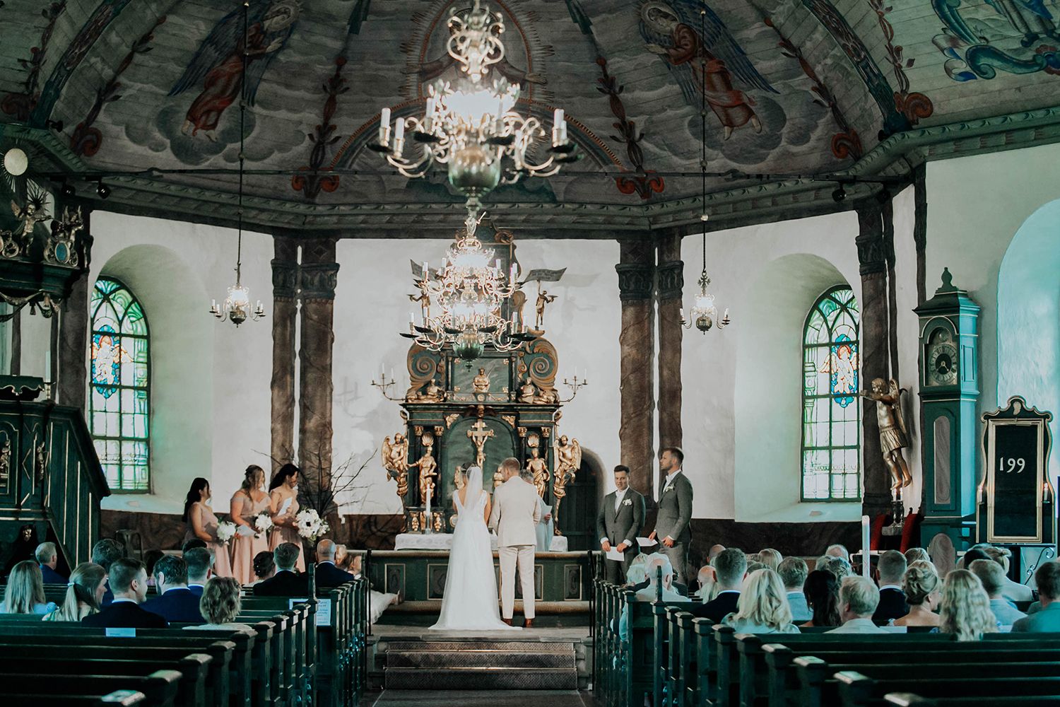 Malin och Olas bröllop i Nedre Ulleruds kyrka. Bröllopsfotograf i Karlstad Rebecca Nordin.