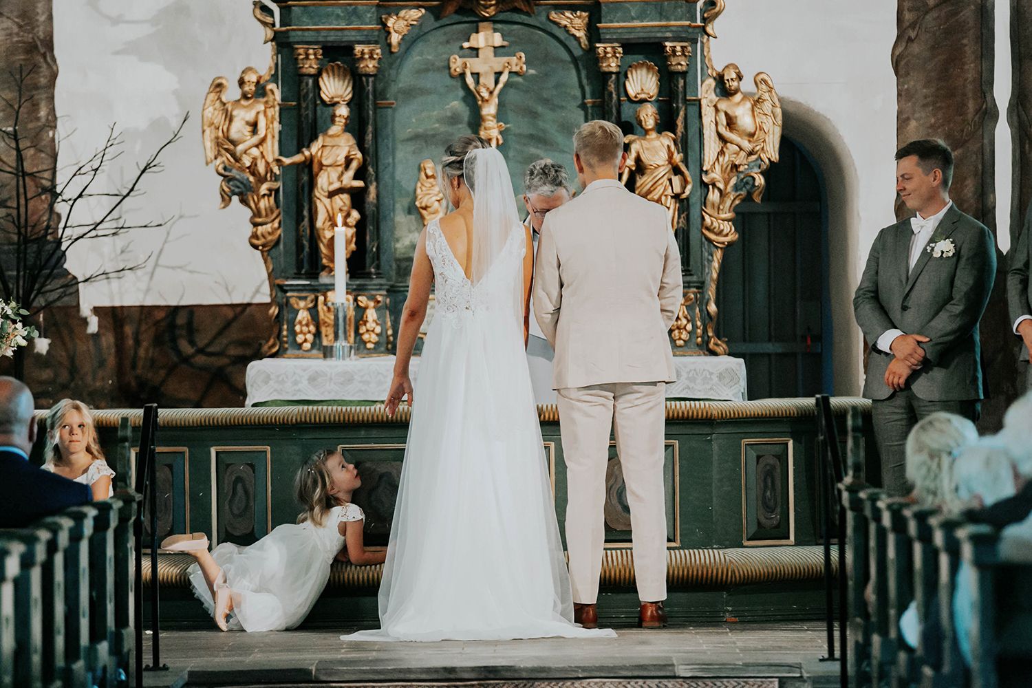 Malin och Olas bröllop i Nedre Ulleruds kyrka. Bröllopsfotograf i Karlstad Rebecca Nordin.