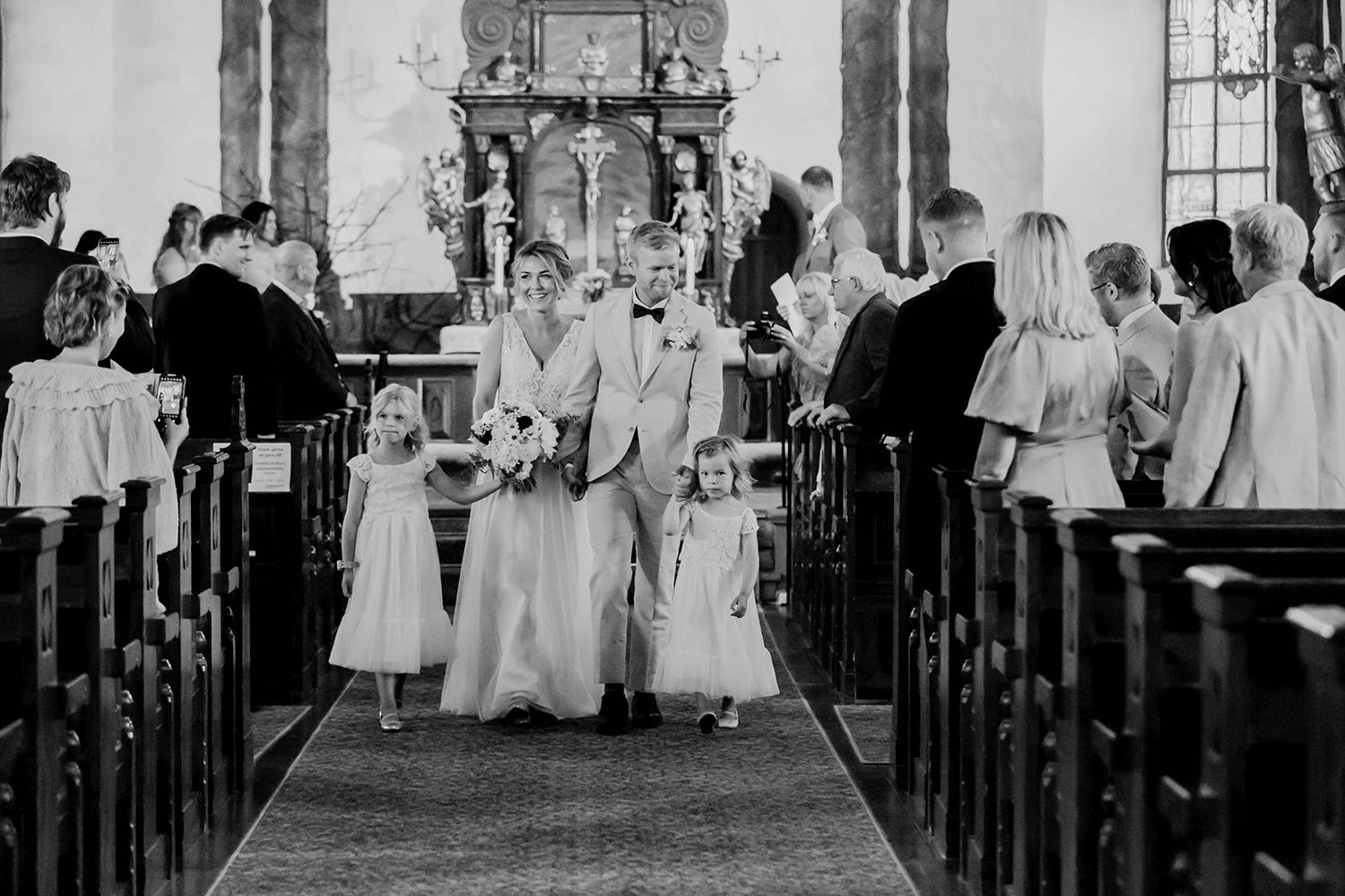 Malin och Olas bröllop i Nedre Ulleruds kyrka. Bröllopsfotograf i Karlstad Rebecca Nordin.