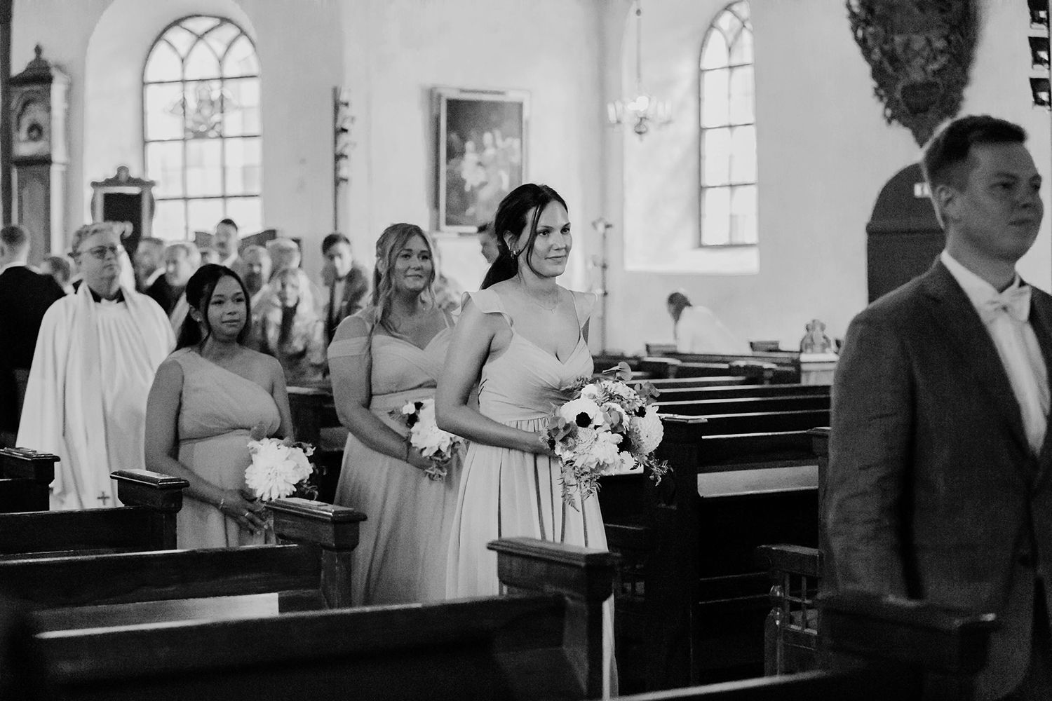 Malin och Olas bröllop i Nedre Ulleruds kyrka. Bröllopsfotograf i Karlstad Rebecca Nordin.