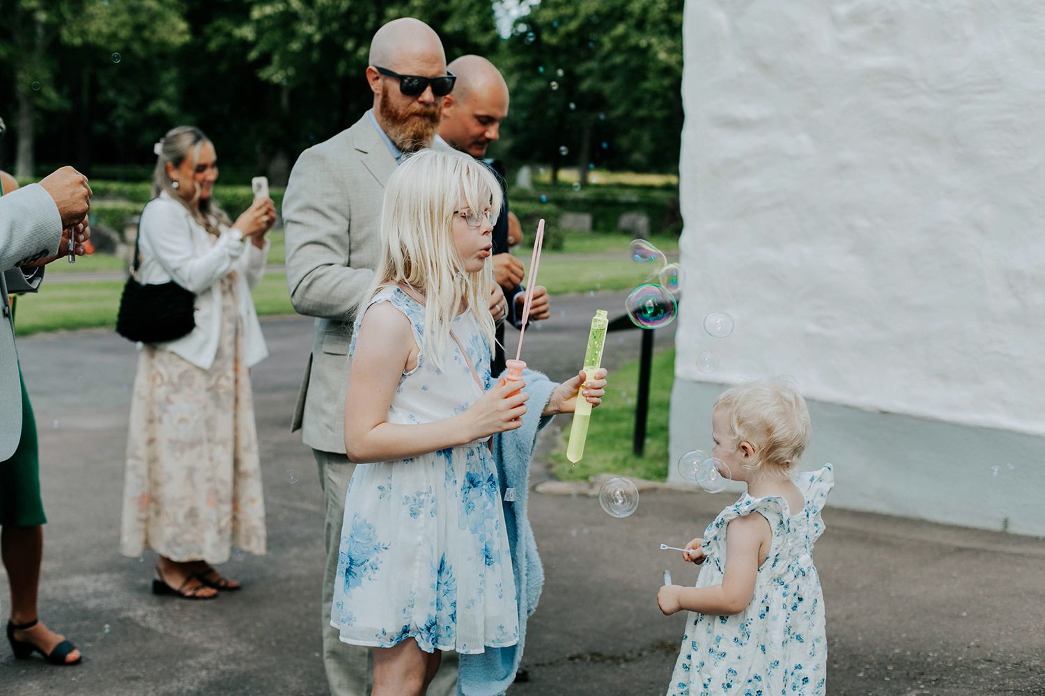 Malin och Olas bröllop i Nedre Ulleruds kyrka. Bröllopsfotograf i Karlstad Rebecca Nordin.