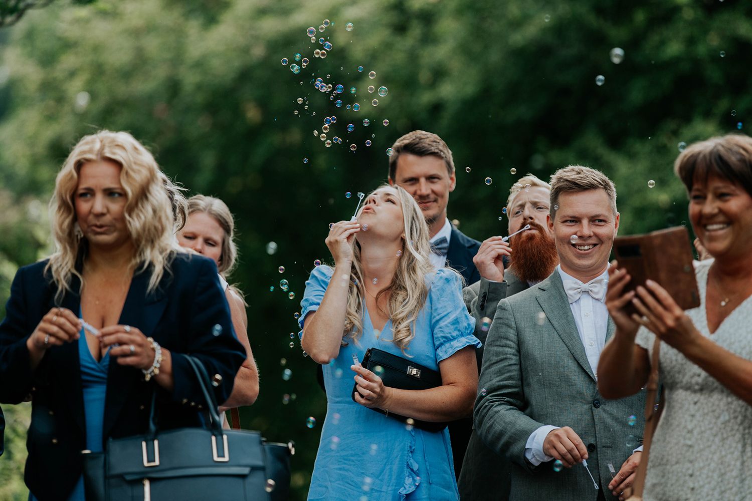 Malin och Olas bröllop i Nedre Ulleruds kyrka. Bröllopsfotograf i Karlstad Rebecca Nordin.