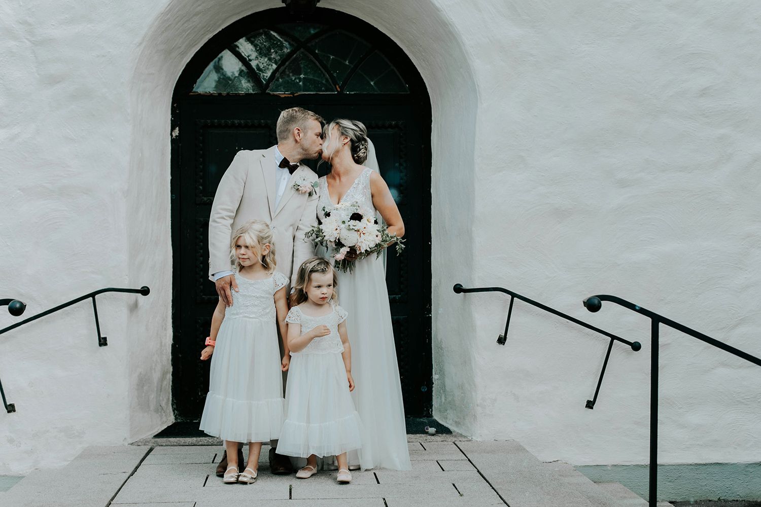 Malin och Olas bröllop i Nedre Ulleruds kyrka. Bröllopsfotograf i Karlstad Rebecca Nordin.