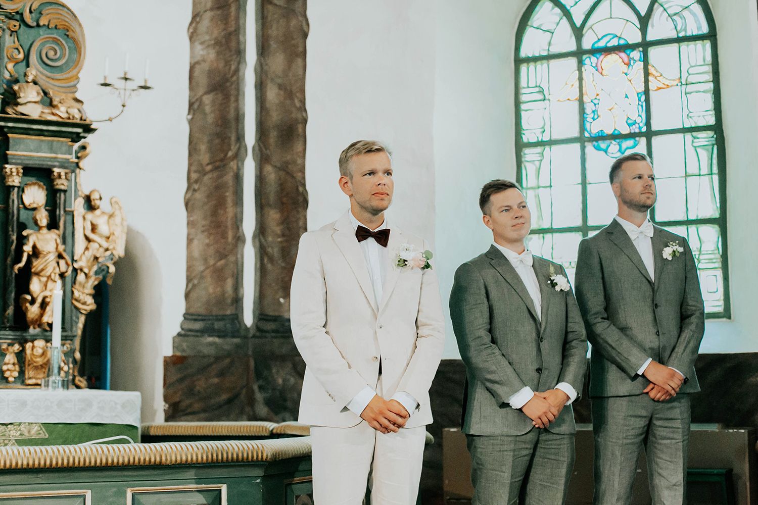 Malin och Olas bröllop i Nedre Ulleruds kyrka. Bröllopsfotograf i Karlstad Rebecca Nordin.