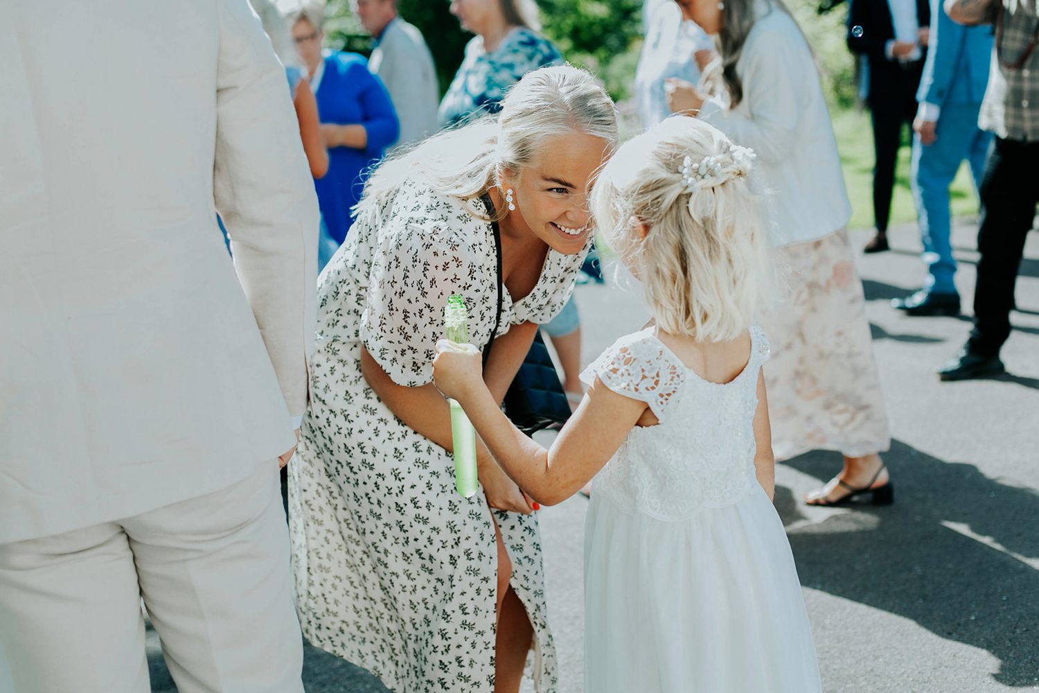 Malin och Olas bröllop i Nedre Ulleruds kyrka. Bröllopsfotograf i Karlstad Rebecca Nordin.