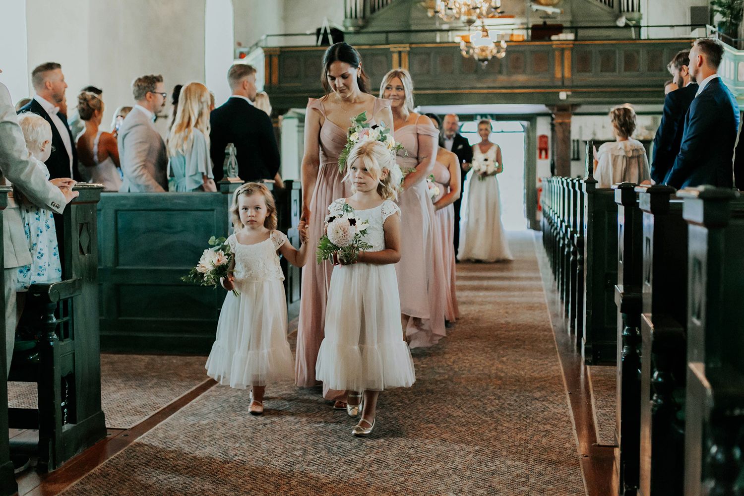 Malin och Olas bröllop i Nedre Ulleruds kyrka. Bröllopsfotograf i Karlstad Rebecca Nordin.