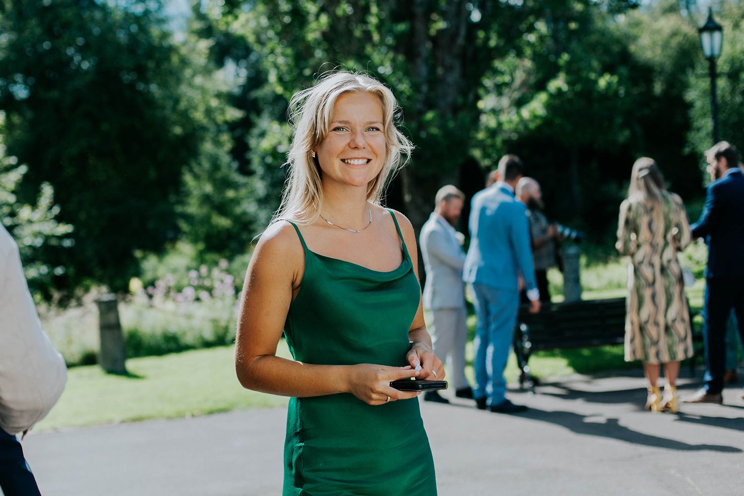 Malin och Olas bröllop i Nedre Ulleruds kyrka. Bröllopsfotograf i Karlstad Rebecca Nordin.
