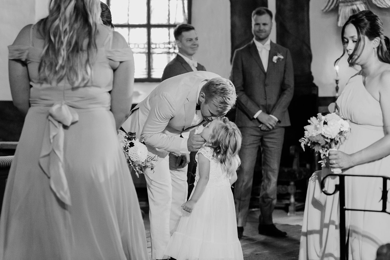 Malin och Olas bröllop i Nedre Ulleruds kyrka. Bröllopsfotograf i Karlstad Rebecca Nordin.