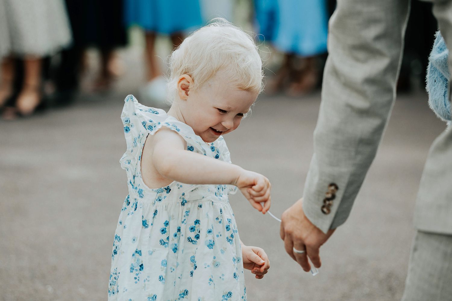 Malin och Olas bröllop i Nedre Ulleruds kyrka. Bröllopsfotograf i Karlstad Rebecca Nordin.